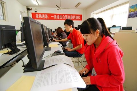 速記員正在進行看打比賽